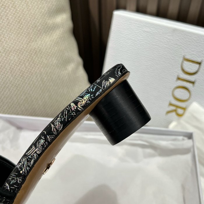Dior新款圓跟刺繡拖鞋繫列！這個繫列真的超好看！ size：35～40（40定制不退換）