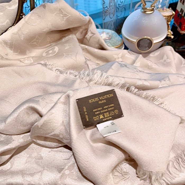 法國專櫃名牌精品 Louis Vuitton路易威登 M71336 披肩 經典珠光奶茶灰色 絲綢真絲桑蠶絲+羊毛 滿載印花經典LV原花紋 流蘇邊 圍巾圍脖大披巾