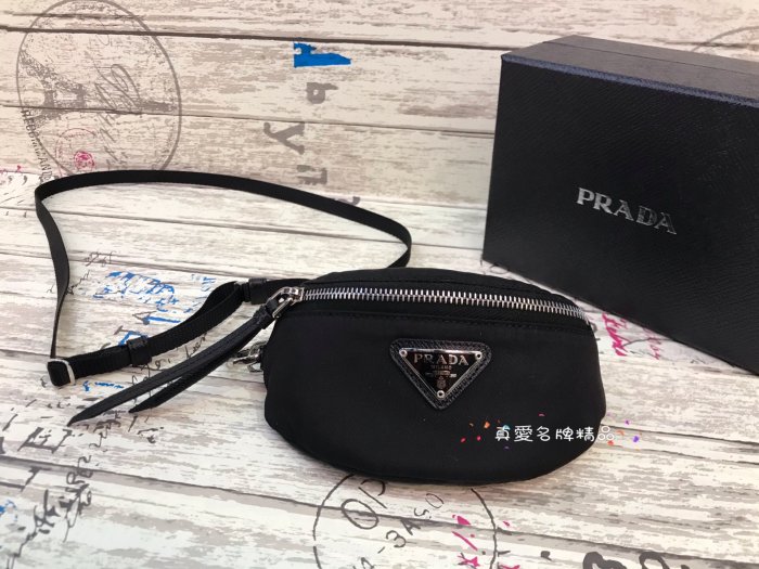 《真愛名牌精品》PRADA 2TT116  黑尼龍三角牌 半圓形 手腕包/掛頸包 *全新品* 代購