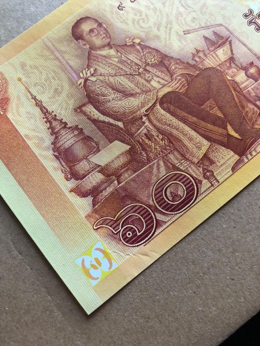 泰國2016年60泰銖 UNC 全新 紀念鈔 有一處褶皺 屬11022