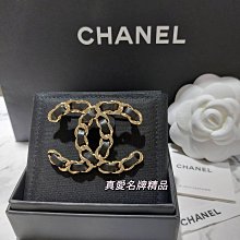 《真愛名牌精品》CHANEL A96202 淡金 大雙C logo 皮穿鍊 胸針 *全新*202356