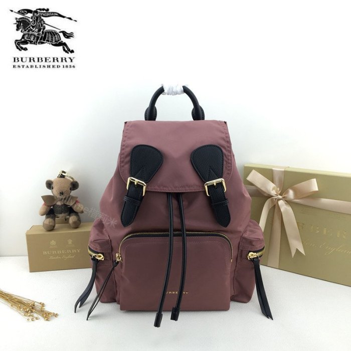 ( 新品現貨）四色 全新原廠 Burberry Rucksack  經典焦糖 扣帶 大 中 小 尼龍 金扣 軍旅 後背包