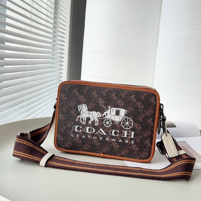 雅格時尚精品 COACH C8445 新款大馬車LOGO 斜背包 美國代購