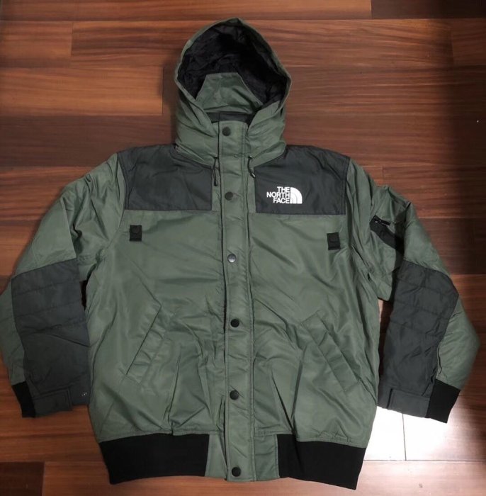 【熱賣精選】 美國正品THE NORTH FACE x 日本SACAI  BOMBER JACKET 合作聯名款軍綠色羽