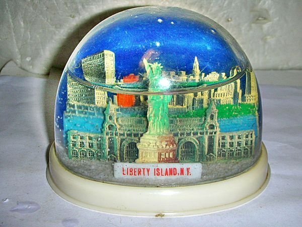 L.少見香港製LIBERTY ISLAND.N.Y擺飾!!--值得收藏!/6廳椅/-P