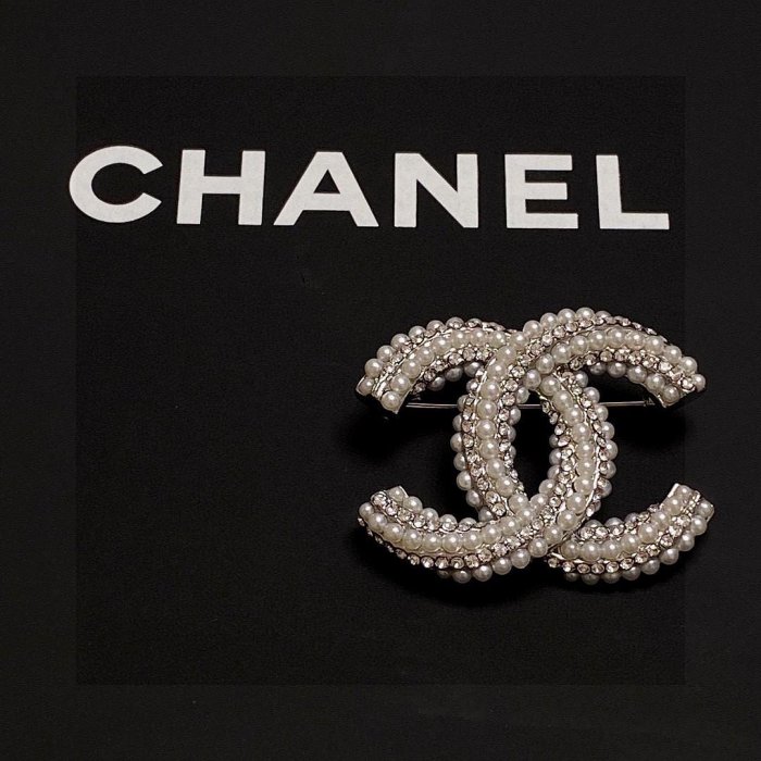 國際精品CHANEL 香奈兒旋轉水鑽珍珠密釘鑲雙C胸針 代購