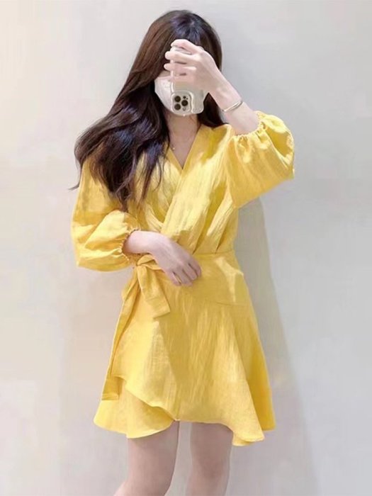 免運#MAJE KURO2023夏季新款法式黃色交叉V領系結亮絲純色連衣裙短裙女