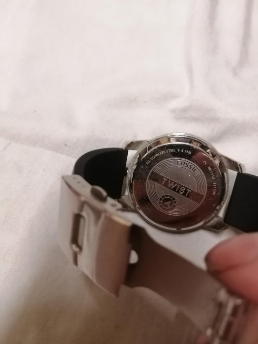 FOSSIL 三眼錶 機械錶男錶 大錶徑。目前走動中 以洗油過 外觀有一些使用細痕 錶帶有更換過。便宜賣
