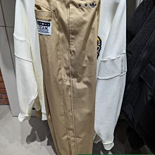 南🔥2022 10月 ADIDAS OG MC TWILL PANT 長褲 刺繡 休閒 寬版 男款 卡其 HS7304