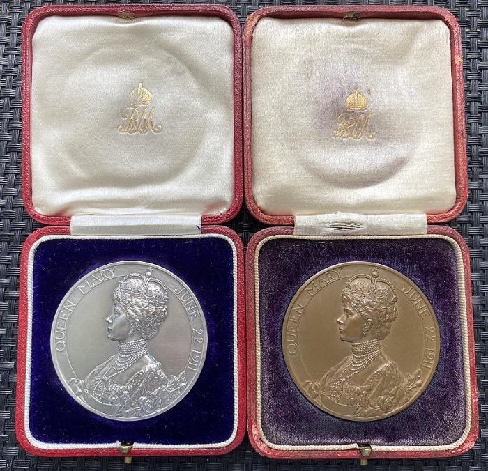 1911年英國喬治五世登基紀念銅銀章（原盒一對）40205