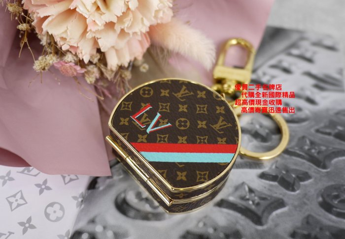 優買二手精品名牌店 LV M63089 原花 金色 金屬 行李箱 吊飾 鑰匙圈 珠寶盒 飾品盒 隨身 鏡 藥盒 全新