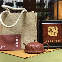 {茗若居紫砂藝術} 名家壺典藏【殷小亞】---【荷趣】(朱泥)【高級工藝美術師】【1751】