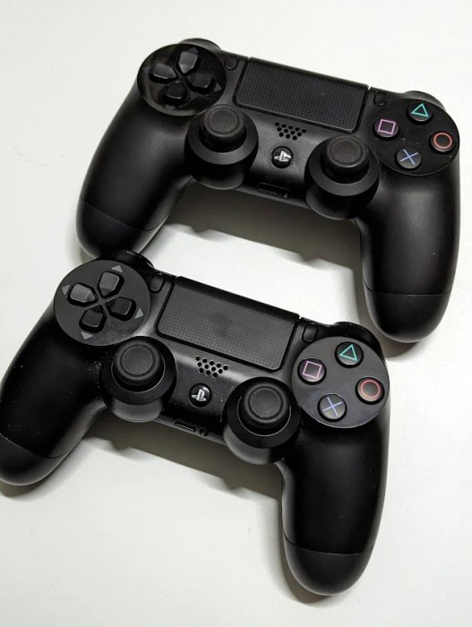 （ 很新的 二手） PS4主機 + 手把兩隻 PlayStation 4 PS4 主機 500G 極致黑 有原包裝紙盒