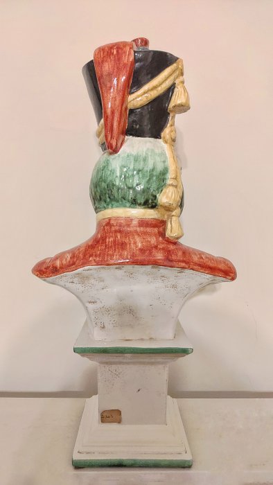 【波賽頓-歐洲古董拍賣】歐洲/西洋古董意大利古董 法國拿破崙三世風格手工彩繪鸚鵡宰相陶瓷雕塑相(尺寸：高38×寬27×深17)(落款：BA)(年份：1900年)