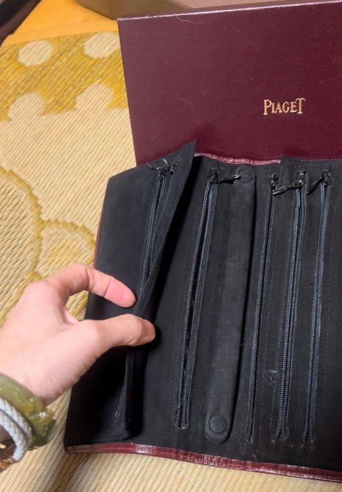Piaget 伯爵錶 burgundy法國酒紅珠寶晚宴手拿包大 包皮夾包 有非常多的拉鏈袋內夾可以放珠寶的有手機的安全拉鍊設計。