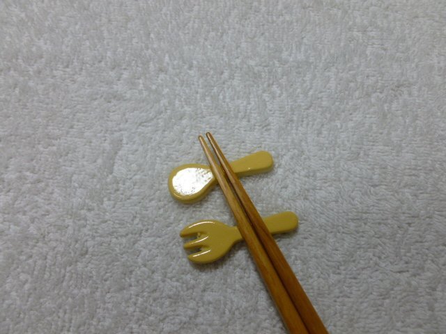 *姑姑熊*~日本帶回~居家餐具~陶瓷~叉子湯匙造型筷架~黃色~出清特賣。優惠。