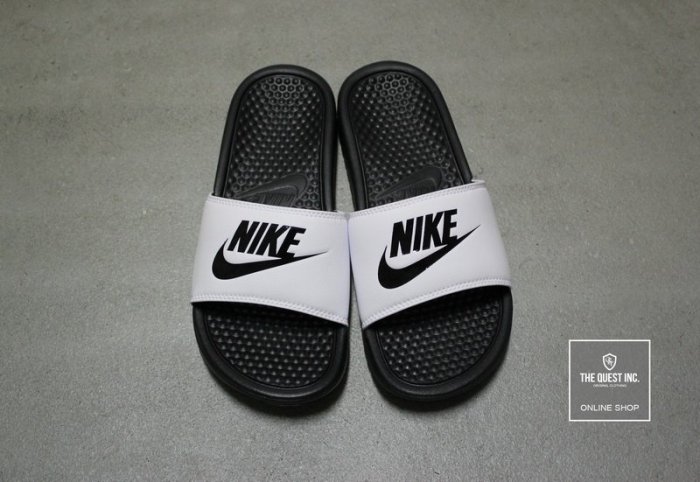 【QUEST】現貨 NIKE Benassi JDI LOGO 白底 黑字 熊貓 黑白配色 拖鞋 343880 100