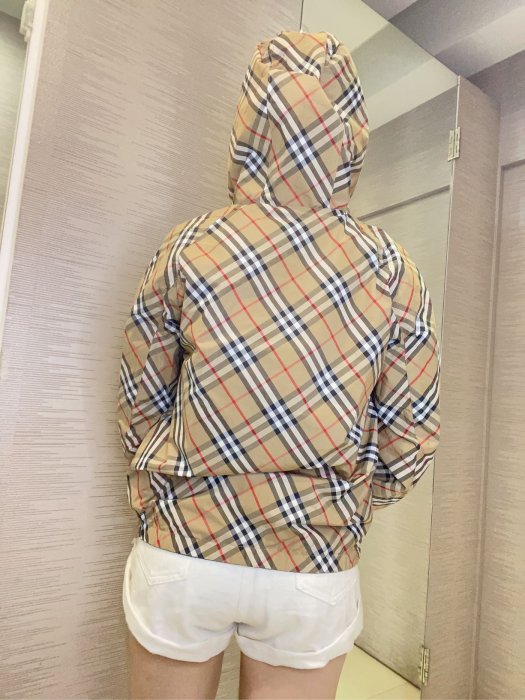 【EZ兔購】~正品Burberry 格紋 TB 風衣 連帽 外套 雙面穿 ~ 青年款=男 成人 S 原價 28900