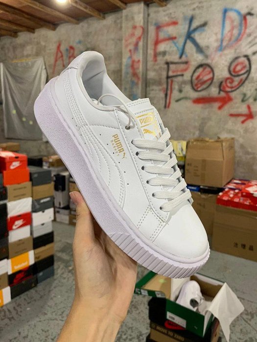 【零點旗艦店】彪馬Puma Basket Platform Scallop 純白皮面 蕾哈娜二代 休閑鞋 鞋面材質配搭透氣孔設計柔軟透氣，適合日常穿著。