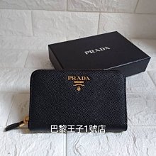 【巴黎王子1號店】《PRADA》 Saffiano 金色 浮雕LOGO 黑色 牛皮 拉鍊中夾 1ml157~預購