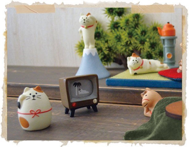艾苗小屋-日本進口 DECOLE 新年玲璫三毛貓側臥擺飾