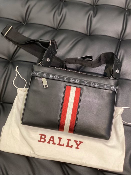 【EZ兔購】~正品 Bally B字 金屬 牛皮革 側背 包 意大利製~現貨