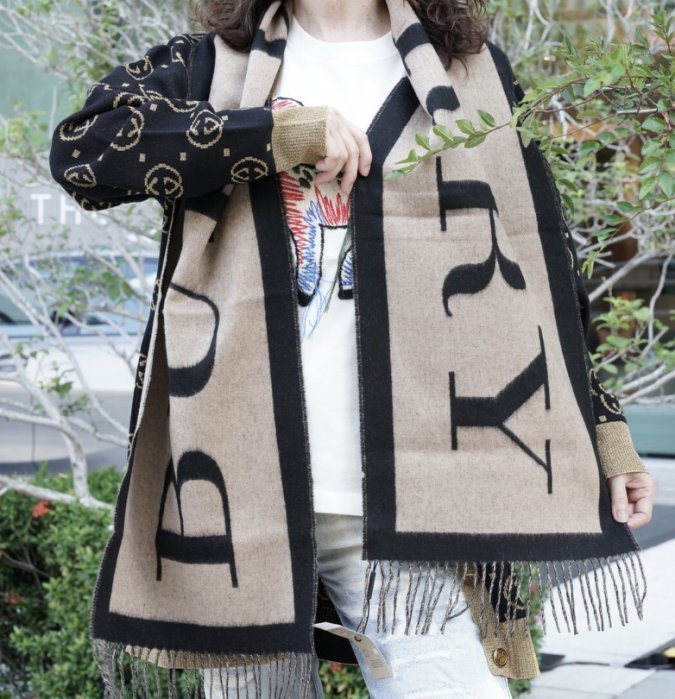 Burberry 4055093 Emblem Cashmere Scarf 開禧米爾 logo 披肩 駝/黑