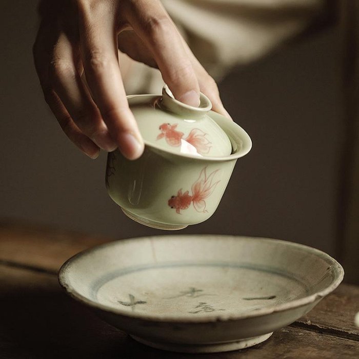 茶具 茶杯 陶瓷杯 馬克杯 束刻 秘黃釉手繪有魚惜玉蓋碗功夫茶具手工薄胎不燙手金魚泡茶碗