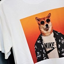 南◇現 Nike NSW TEE Story Pack 12 柴犬 BQ0186-100 墨鏡狗 白色 照片