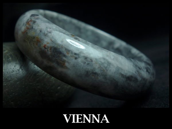 《A貨翡翠》【VIENNA】《手圍16.3/17mm版寬》緬甸玉/冰種山谷墨花紅翡/玉鐲/手鐲L-042