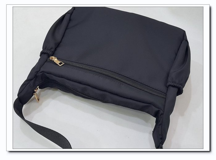 防潑尼龍 菱格紋銹線 斜背包 側背包 可放雨傘 保溫瓶  多拉鍊 基本實用  外出休閒都適用