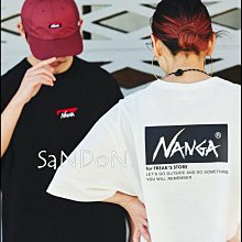 山東-背後標誌：NANGA 別注 ECO HYBRID LOOSE FIT EMBROIDERY TEE 240328