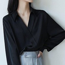 春夏時尚新款V領長袖心機襯衫女初秋黑色設計感氣質寬鬆顯瘦緞面上衣