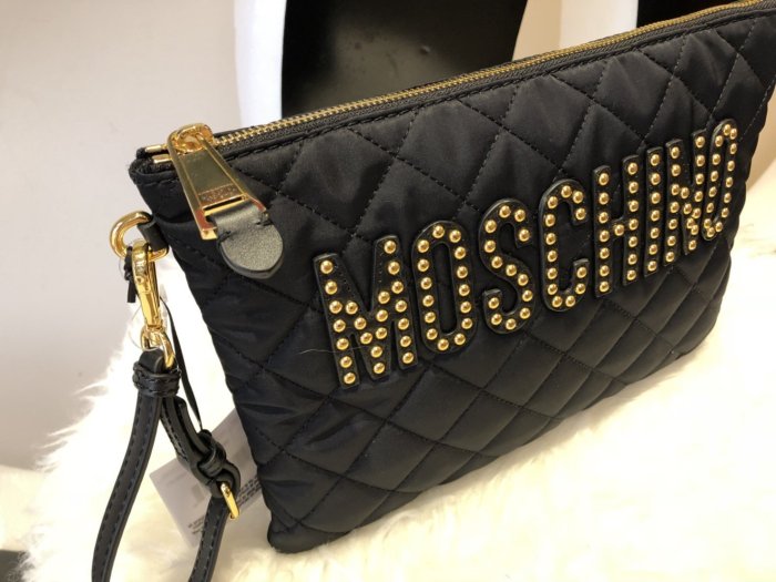 ※芯閣名牌精品店※ Moschino 7B8402 黑色 尼龍菱格紋 䤝釘 金字LOGO 手拿包 晚宴包 全新現貨