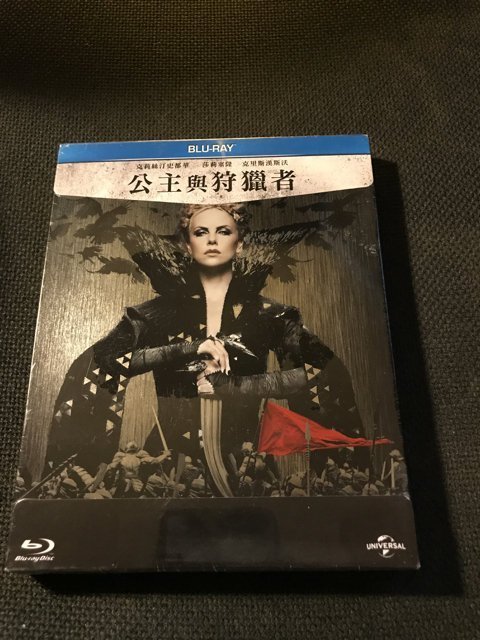 (全新品)公主與狩獵者 Snow White and the Huntsman 限量鐵盒版藍光BD(傳訊公司貨)限量特價