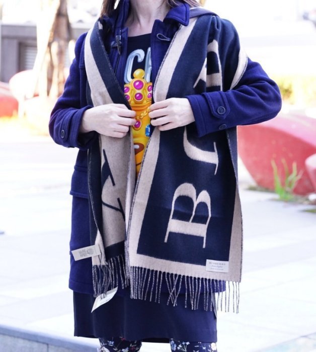 Burberry 4055093 Emblem Cashmere Scarf 開禧米爾 logo 披肩 駝/黑