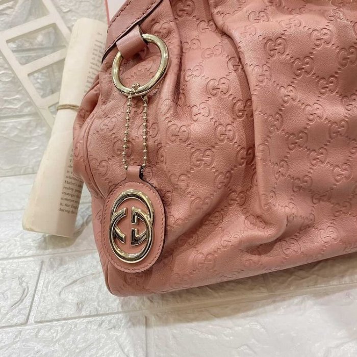 二手旗艦 Gucci 櫻花粉 牛皮 GG壓紋 抓皺 logo掛飾 手提包 肩背包 購物包(中友店)20509