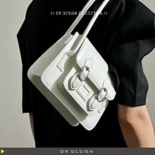 ►DR.DESIGN│DR33431-快時尚 歐美小眾 設計款 暗黑系酷感 個性腋下 造型 PU 劍橋包 黑/白