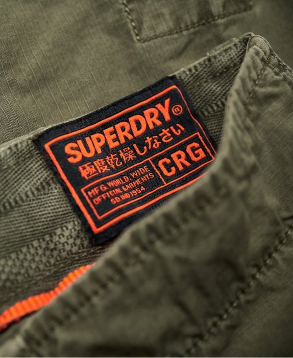 跩狗嚴選 極度乾燥 Superdry Parachute 短褲 純棉 多口袋 輕量耐磨 工作褲 鼠尾草綠 水洗軍綠