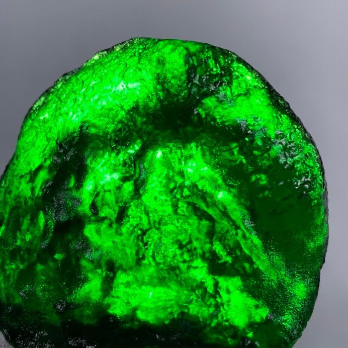 捷克隕石是一種玻璃隕石，無磁性規格：5.5×4.9×1.5厘米 凈重56.6克3503 奇石 擺件【九州拍賣】