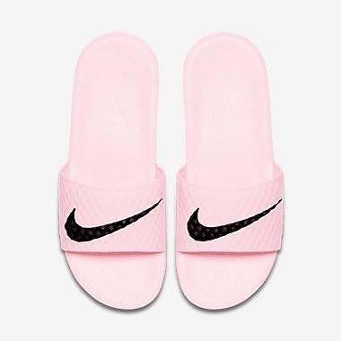 帝安諾 - NIKE BENASSI SOLARSOFT TB 粉紅 淺粉 黑勾 軟底 女鞋 705475-601