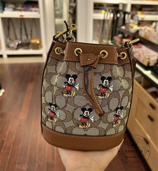 空姐代購 COACH 蔻馳CN499 XDISNEY 迪士尼聯名系列 米奇印花 拉繩水桶包 單肩斜挎 手提桶包 側背小包 迷你桶包 織物配牛皮 小巧可愛 附購證