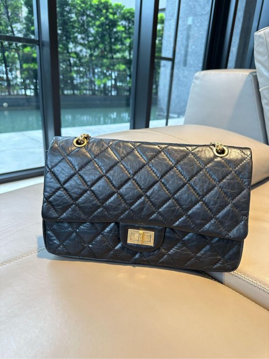 Chanel  經典包款 2.55 Jumbo 復刻牛皮 搭配金釦 97新 完美無磨損、翻蓋包 口蓋鏈條包 雙層設計 配件： 香奈兒盒、防塵套、保卡、羊毛氈