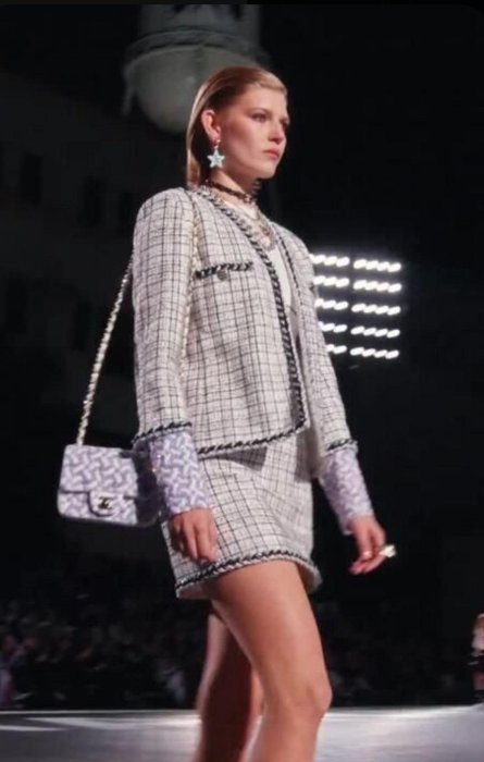 已售 2024 CHANEL Most Wanted Tweed runway秀款 絕美超級經典織金銀logo鑽釦斜紋軟呢外套