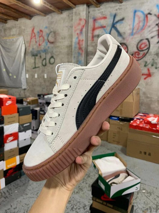 【零點旗艦店】彪馬Puma Basket Platform Scallop 米白生膠 蕾哈娜二代 休閑鞋 鞋面材質配搭透氣孔設計柔軟透氣，適合日常穿著。