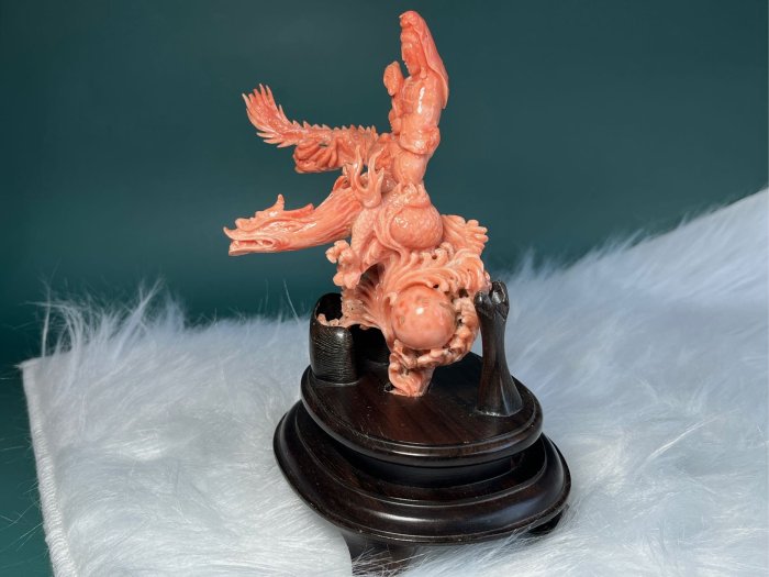 早期收藏有機寶石天然MOMO紅珊瑚大料雕刻龍珠騎龍觀音擺件