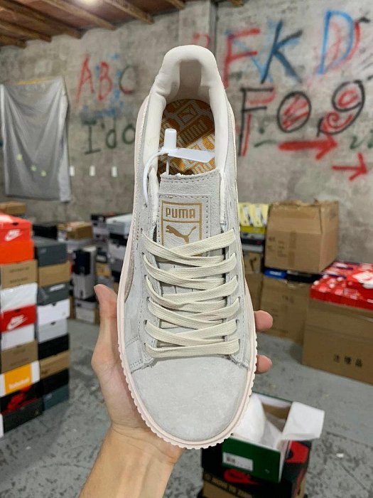 【零點旗艦店】彪馬Puma Basket Platform Scallop 灰色絲綢 蕾哈娜二代 休閑鞋 鞋面材質配搭透氣孔設計柔軟透氣，適合日常穿著。