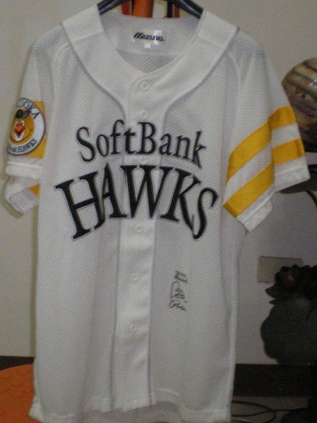 棒球天地---永遠的棒球巨人 王貞治 簽名於美津濃版軟體銀行球衣