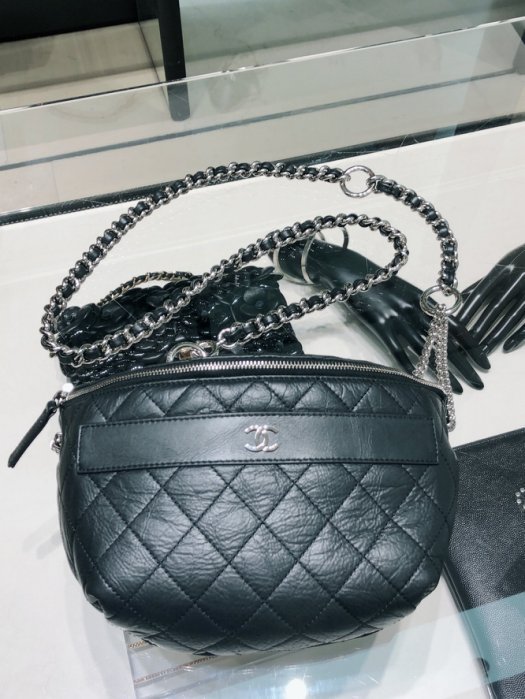 Chanel A57438 小牛皮鍊帶腰包 黑