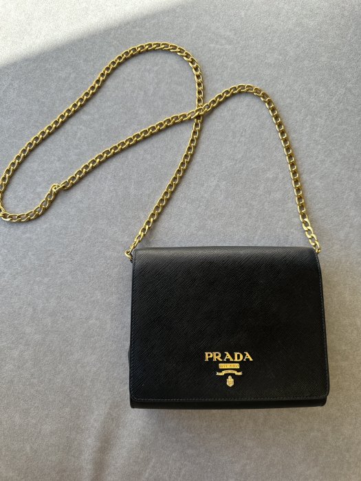 Prada 近全新，少使用 閒置品 側背黑色 WOC包、小郵差包 鏈條包 超實用 牛皮 真皮 斜背包